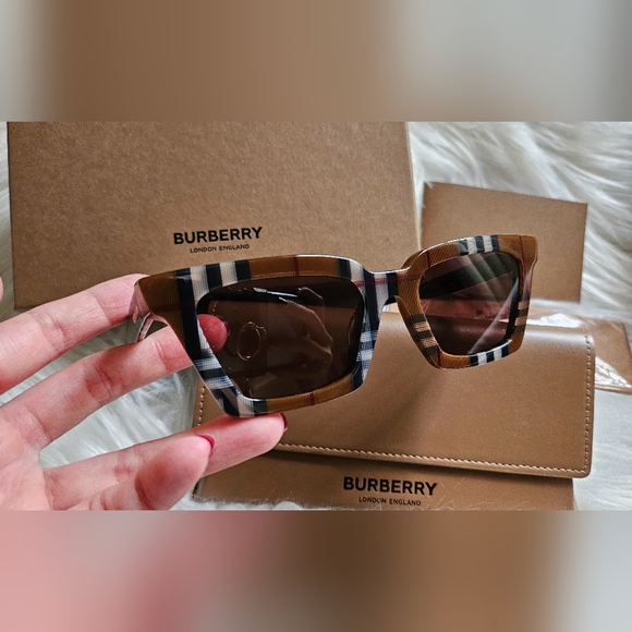 Burberry Accessories - ❌SOLD❌ 🤎Burberry Sunglasses🤎